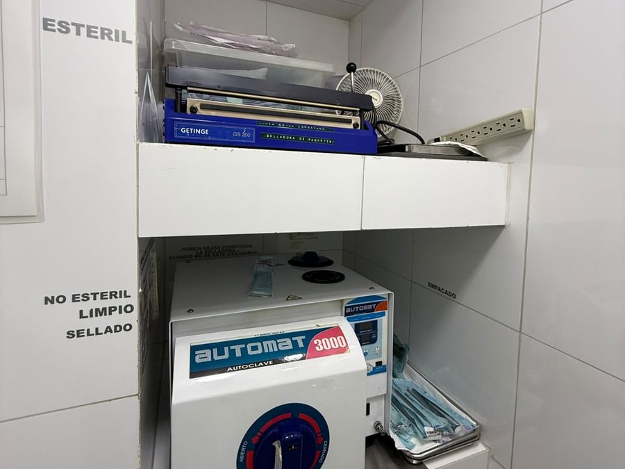 Área de esterilización con autoclave