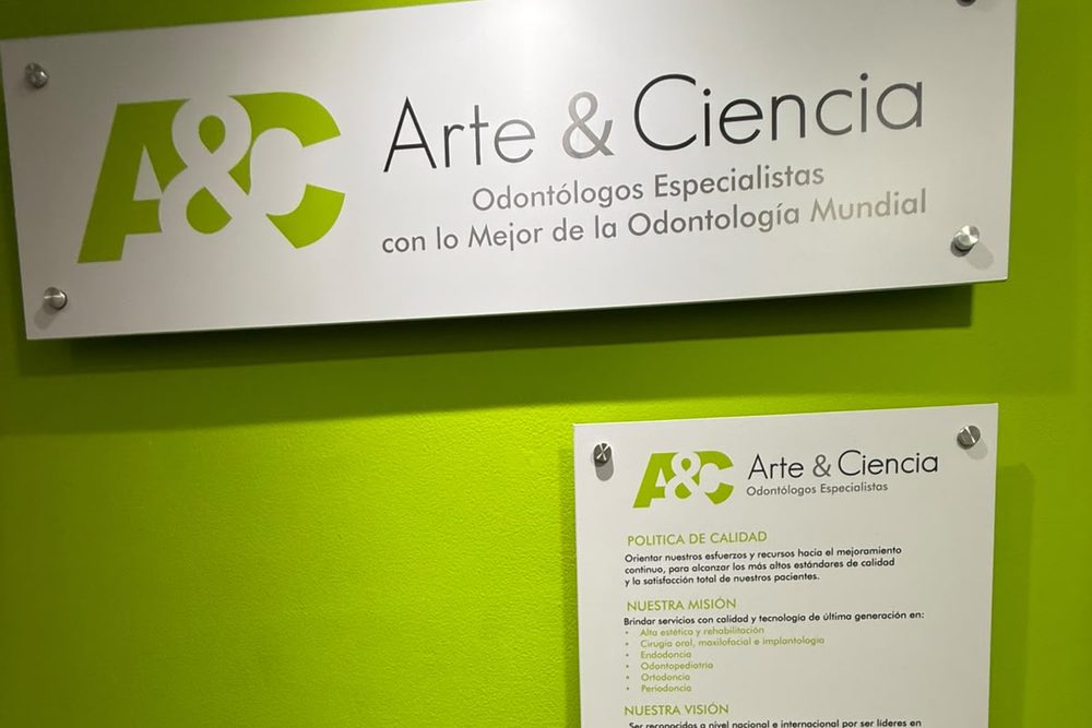 Recepción de A&C Arte & Ciencia con el logo del consultorio